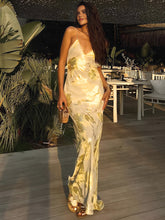 Rückenfreies langes Unterkleid mit V-Ausschnitt und Metallic-Print
